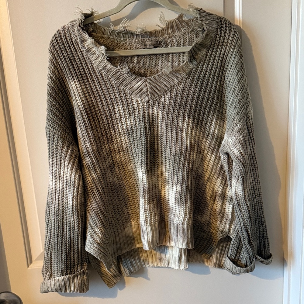 Frayed V-Neck Sweater - Green
